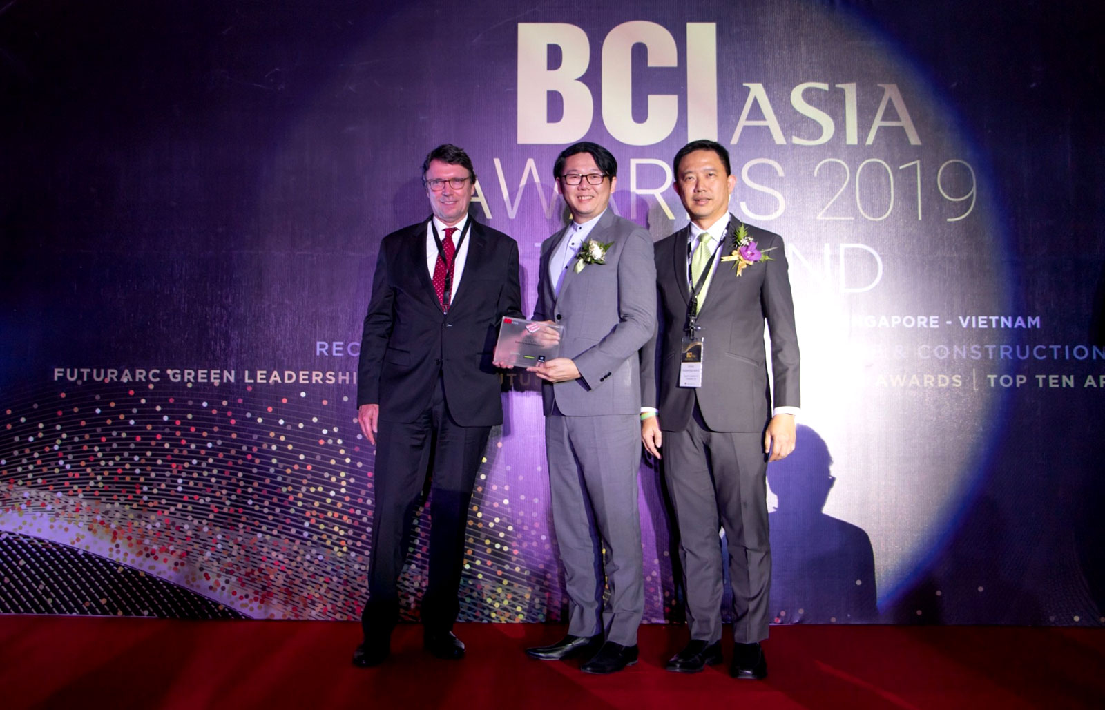 นายสิริพงศ์ ศรีสว่างวงศ์ ประธานเจ้าหน้าที่สายงานการตลาดและการขาย บริษัท ออริจิ้น พร็อพเพอร์ตี้ จำกัด (มหาชน)เป็นผู้แทนบริษัทฯ เข้ารับมอบรางวัล “BCI Asia Top 10 Developer Awards 2019” ในงาน BCI Asia Awards 2019