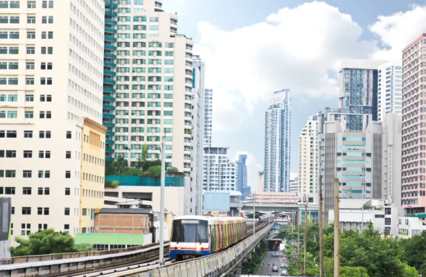 คอนโดพร้อมอยู่ติดรถไฟฟ้า